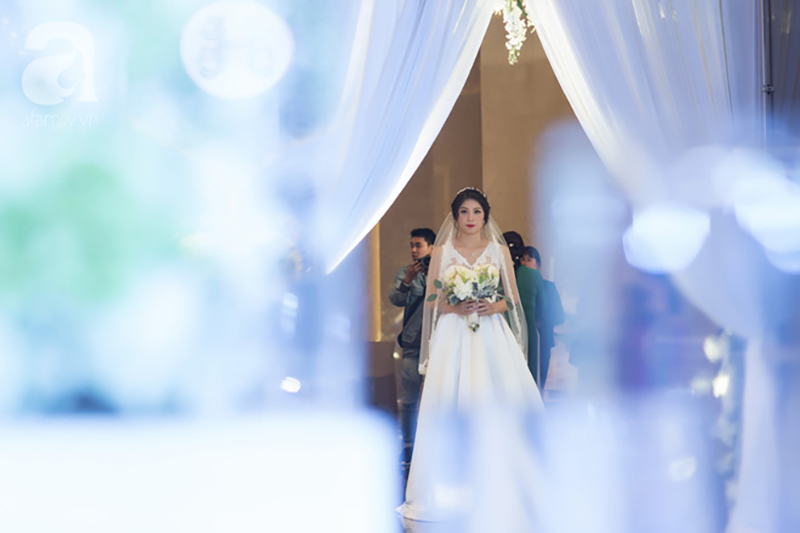 Đám cưới có 1-0-2 sang chảnh hết nấc: Sân khấu lộng lẫy, khách mời đa quốc gia, hoa tươi nhập khẩu tinh tế